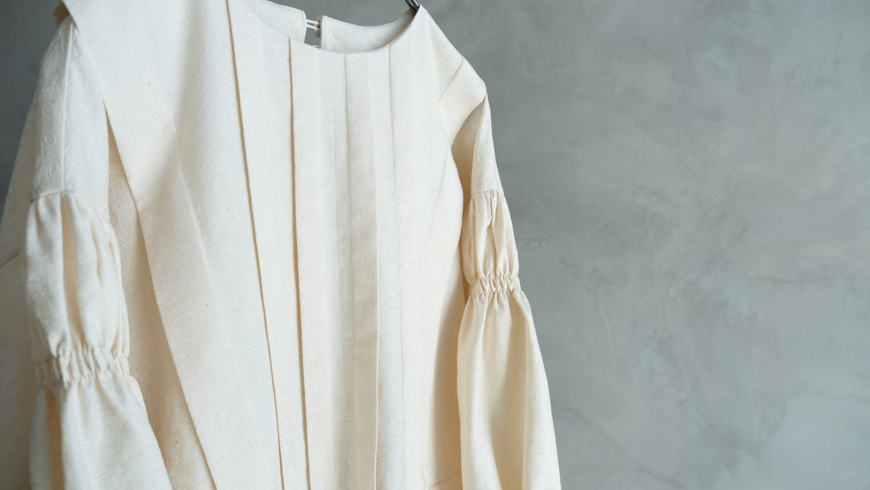 白晝（まひる）の夢 tucked dress